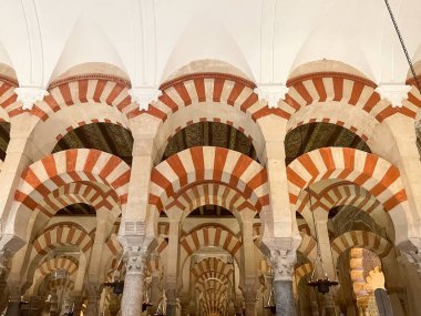 Eski ve etkileyici Cordoba Camii Katedrali 'nin kemerleri içeriden. İspanya 'daki İslami mimarinin resmi