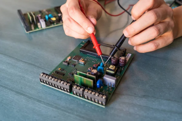 Vrouw Handen Meten Van Een Intercom Moederbord Elektrische Stroom — Stockfoto