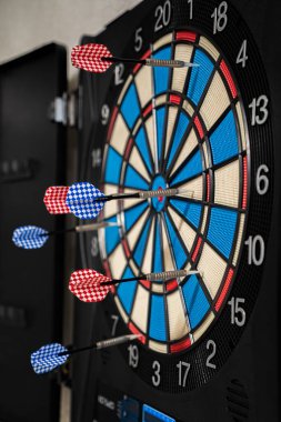 Dart tahtasında mavi ve kırmızı oklar. Eğlence oyununun resmi