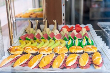 Martisanal badem ezmesi figürleri. Sandviç, çikolatalı ekmek, mısır, muz, karpuz ve tatlı olarak hayvan badem ezmesi şekilleri. Noel ve Paskalya için tipik İspanyolca.