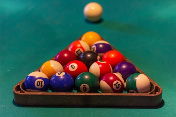 Bolas Sinuca Uma Mesa Bilhar Uma Sala Bilhar Para Jogo — Fotografia de Stock