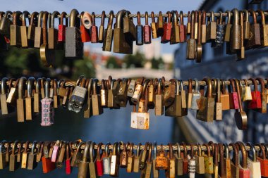 Slovenya, Ljubljana 'daki Ljubljanica Nehri' nin yukarısındaki kasap köprüsünün asma kilit görüntüsü.