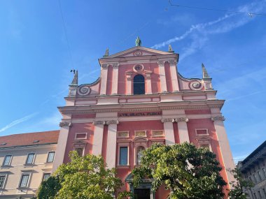 Ljubljana 'da mavi gökyüzünün altında Fransisken Kilisesi, Slovenya metni 