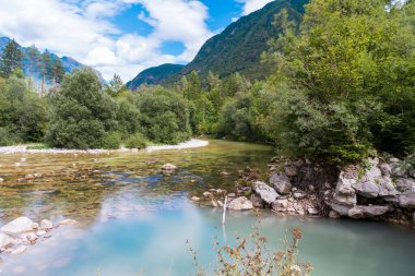 Slovenya 'nın Bovec kentinde bulunan Julian Alpleri' ndeki zümrüt Soa Nehri Vadisi 'nin (Isonzo olarak da bilinir) uzun pozlu fotoğrafı