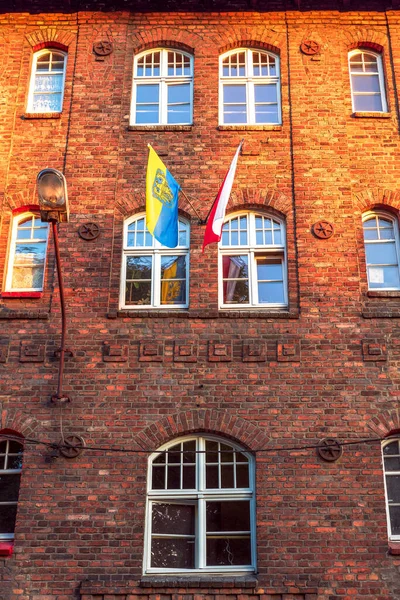 Fasada Starego Tradycyjnego Ceglanego Bloku Silesian Nikiszowcu Katowicach Flaga Polska — Zdjęcie stockowe