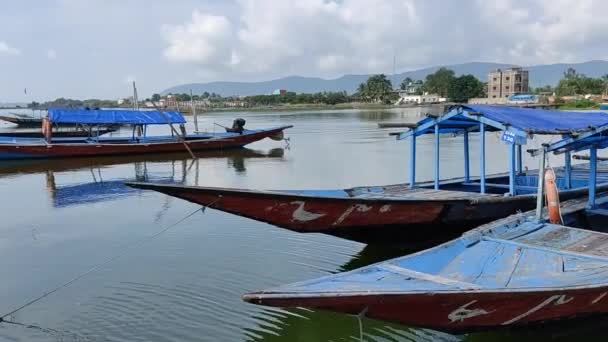 穏やかな湖の水の中の美しい木製のボート — ストック動画