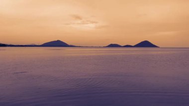 Güzel gün batımı manzaralı göl ve altın gökyüzü