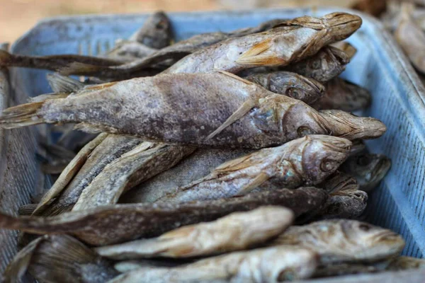 Focus Selettivo Sul Pesce Secco Cesto Contenitore Legno Vendita Nel — Foto Stock