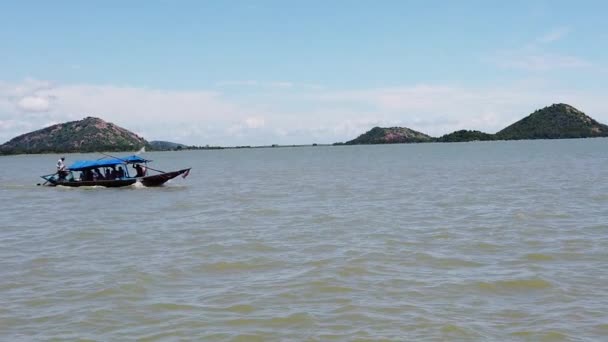 Rybářský Člun Chystá Chilika Jezero Pro Rybolov Zpomalení — Stock video