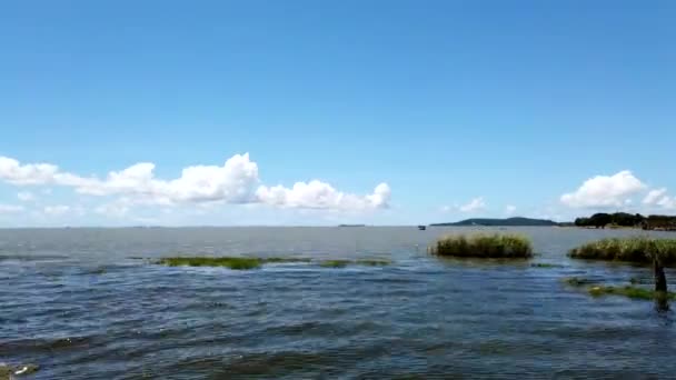 チリカ湖の超高層ビルの上空を高速で移動する雲のドローンビュー — ストック動画