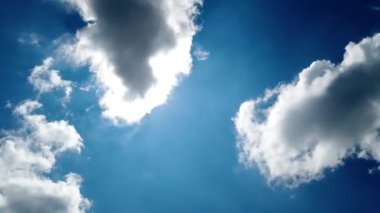 Mavi gökyüzündeki bulutlar 4k HD zaman aşımına uğradı küresel hava ölçümleri