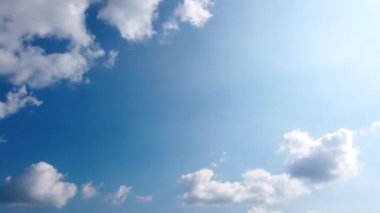 Mavi gökyüzündeki bulutlar 4k HD zaman aşımına uğradı küresel hava ölçümleri