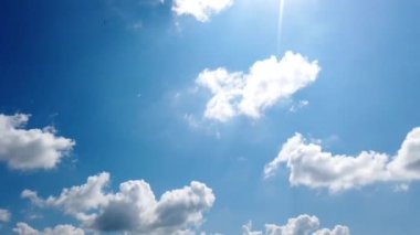 Mavi gökyüzündeki bulutlar 4k HD zaman aşımına uğradı küresel hava ölçümleri