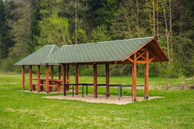 Parkta temiz havası olan terk edilmiş bir piknik alanı.