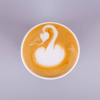 Sıcak ve lezzetli sütlü kahve kağıt bardakta, paket kahve. 