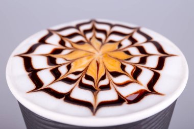 Sıcak ve lezzetli sütlü kahve kağıt bardakta, paket kahve. 