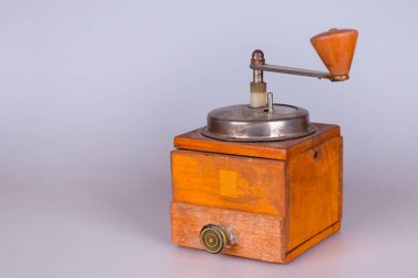 Gri arka planda çok eski bir kahve öğütücüsü 