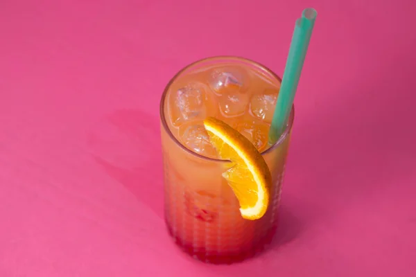 Fris Smakelijk Cocktail Met Ijs Sinaasappel Roze Achtergrond — Stockfoto