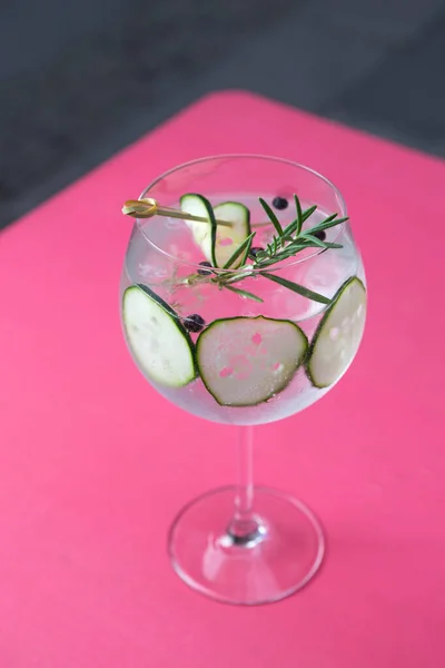 Glas Water Met Ijs Komkommer Plakjes Roze Achtergrond — Stockfoto