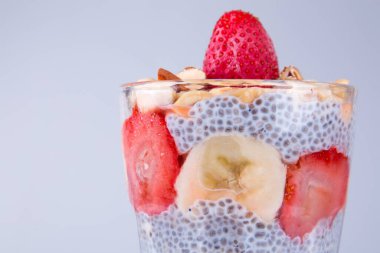 Çilekli ve muzlu Chia Pudingi 