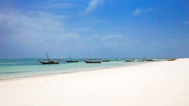 Beyaz kumsalda balıkçı tekneleri, Zanzibar adası, Tanzanya