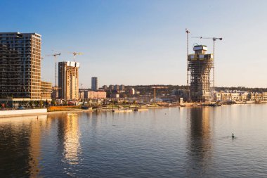 Belgrad kulesi ve Sırbistan 'ın Sava Nehri kıyısında yükselen yeni bina