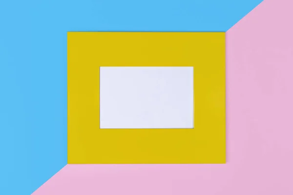 Jednoduchý Žlutý Rám Pastelově Růžové Modré Pozadí Kopírovacím Prostorem Minimální — Stock fotografie