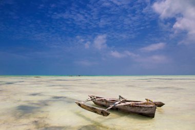 Tanzanya 'nın Zanzibar Adasındaki Tropik Plajda Tahta Balıkçı Teknesi 