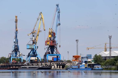 Nehir limanındaki büyük endüstriyel yük vinçleri