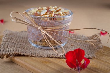 Fındıklı puding ve müsli, lezzetli ve sağlıklı tatlı. 