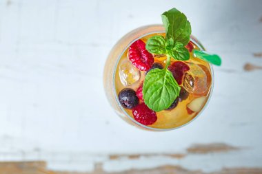 Şarap kadehinde naneli soğuk ve taze beyaz sangria. 