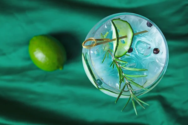 Glas Fris Koud Water Met Ijs Komkommerschijfjes Kalk Groene Ondergrond — Stockfoto