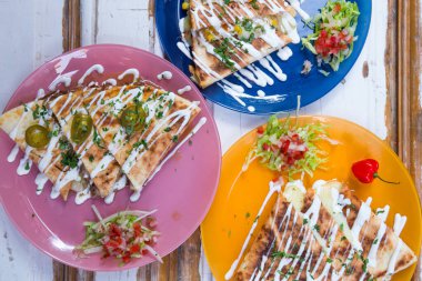 Renkli tabakta lezzetli quesadilla, Meksika sokak yemeği.
