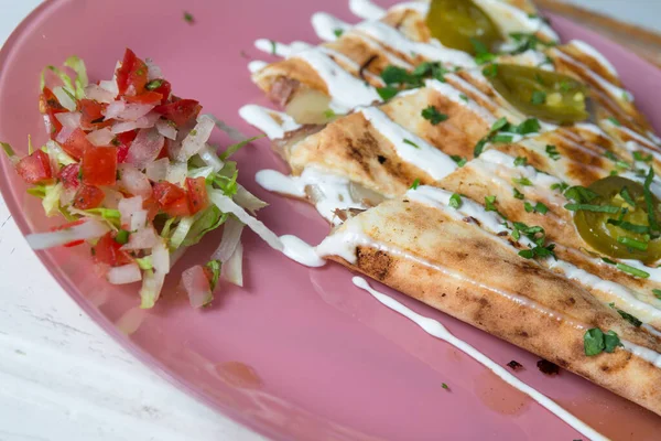 멕시코 길거리 음식인 테이스티 케사디야 — 스톡 사진