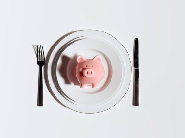 Domuz kumbarası beyaz tabakta çatal ve bıçakla servis ediliyor. Tasarruf krizi konsepti 3B Hazırlama, 3B Resim