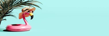 Palmiye ağacının altında şapka ve güneş gözlüklü pembe flamingo. Turkuaz mavi arka plan. 3D resim, 3D resim.