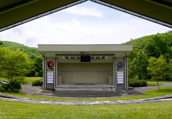 Blue Ridge Music Center Outdoor Amphitheater Base Fisher Peak Blue — стоковое фото