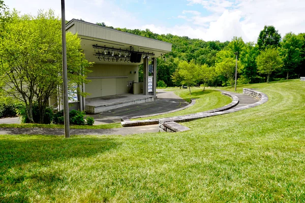 Blue Ridge Music Center Outdoor Amphitheater Base Fisher Peak Blue — стоковое фото