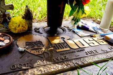 Gotha, Florida: Grave of Bob Ross. Robert Norman Ross was an American painter, art instructor and television host. He was the creator and host of 
