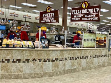 Daytona Beach, Florida: Buc-ee's convenience store and gas station. Food counter with fresh  BBQ, Texas Round Up, Brisket, Sausage, Turkey, Pulled Pork, Sweets, Fudge, Dipin' Dots, and Fudge. 