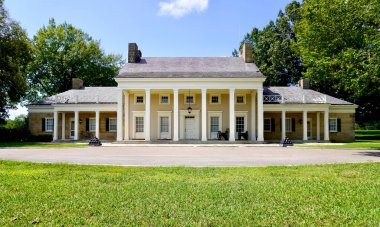 Fort Oglethorpe, Georgia: Chickamauga Battlefield Visitor Center at Chickamauga and Chattanooga National Military Park. Exterior of the museum, ranger station, theater, and Fuller Gun display.