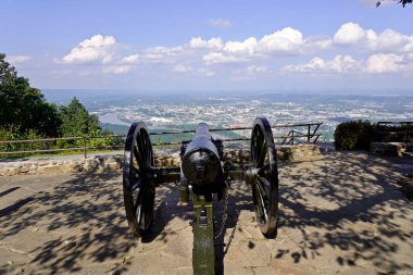 Garrity's Battery in Point Park 12-pounder Napoleon cannon overlooking Chattanooga, Tennessee and Moccasin Bend. Chickamauga and Chattanooga National Military Park. Confederate position in Civil War.