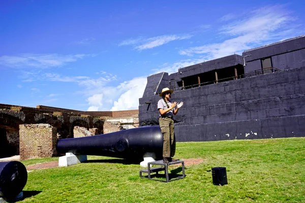 サウスカロライナ州チャールストン 国立公園局レンジャーがサマー砦で講演を行う 女性レンジャーのアイザック フーガー 英語版 は15インチのロドマン砲 を分解した 南北戦争の開戦地 — ストック写真