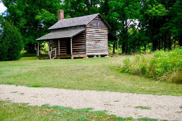 ロバート スクラッグス ハウス サウスカロライナ州のカウペンズ ナショナル バトルフィールドにある 丸太小屋はカウペンの戦いから約50年後に建設された 当時の典型的な故郷として知られている — ストック写真