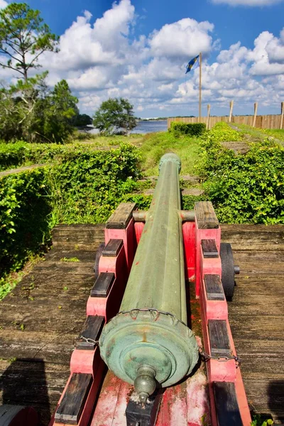フロリダ州ジャクソンビル キャロライン砦国立記念碑 キャロライン砦の再建 セントジョンズ川でフランス植民地開拓を試みた レッド キャノン Timucuan生態史保存 — ストック写真