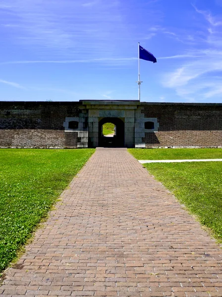 サリバン島 サウスカロライナ州 フォート ムートリー国立歴史公園 サリー港 ムールトリー フラッグやリバティー フラッグと共に砦に入っています モーリー砦はチャールストン港を守った — ストック写真