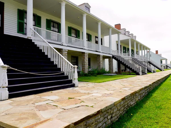 カンザス州のスコット砦国定歴史史跡 将校列 将校の宿舎で歩道が整備されている 元々は士官と家族の家だったが 後にフォート スコット ホテルとヒエロ ウィルソンの個人邸宅となった — ストック写真