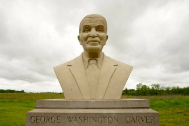Diamond, Missouri: George Washington Carver Ulusal Anıtı Missouri. Audrey Corwin 'in George Washington Carver' ın beton büstü Carver yolunun sonundaki küçük bir meydanda duruyor..