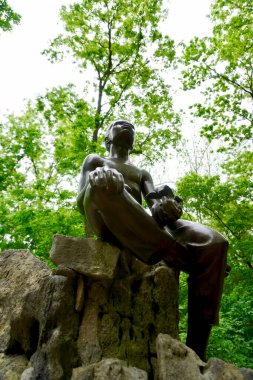 Missouri 'deki George Washington Carver Ulusal Anıtı. Oymacı yolunda Robert Amendola 'nın genç George Washington Carver heykeli. Heykel, George 'u bir bitkiyi nazikçe kucaklarken resmediyor..