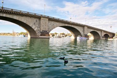 Havasu Gölü, Arizona: Ördekli Londra Köprüsü. Eskiden Londra, İngiltere 'de Thames Nehri' ne yayılmıştı. Daha sonra turizm ve ev alıcılarını çekmek için Arizona 'da satın alınmış ve yeniden inşa edilmiş..